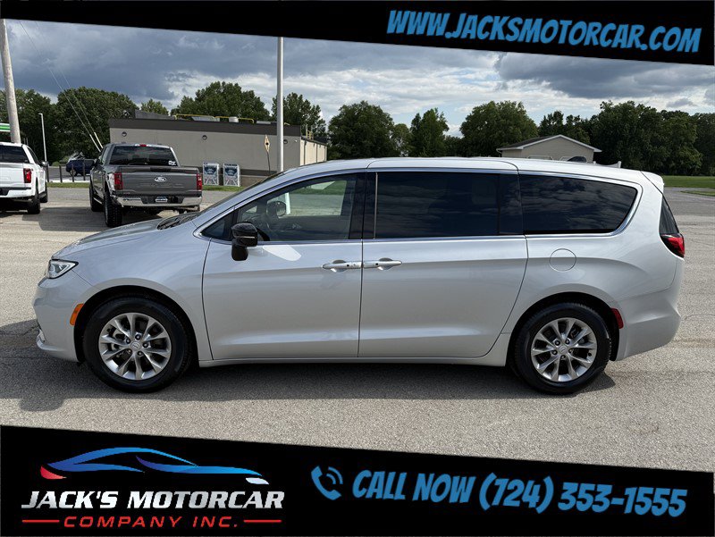 Used 2026 Chrysler Pacifica Limited FWD image 2