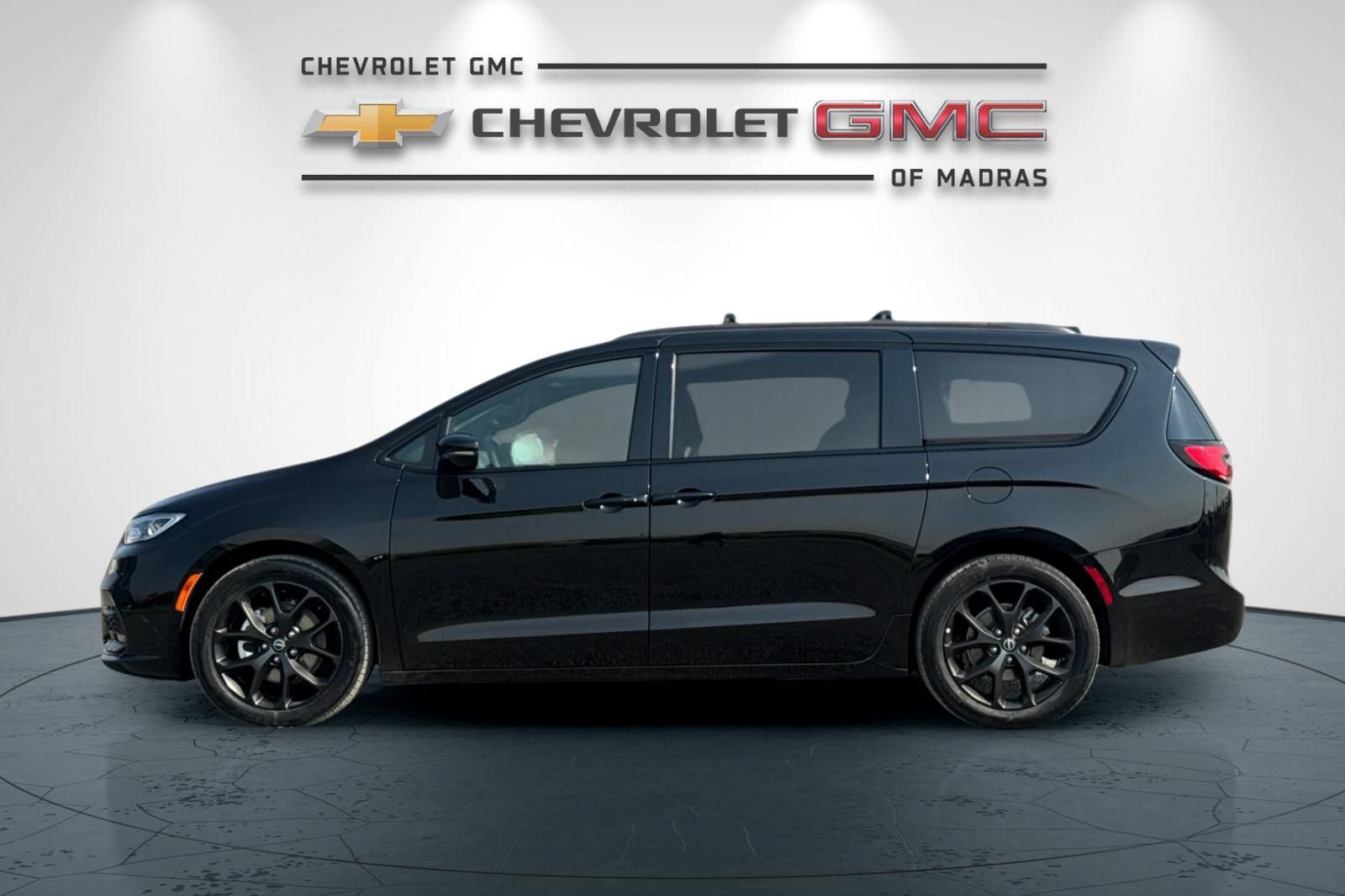 Used 2025 Chrysler Pacifica Limited FWD image 6