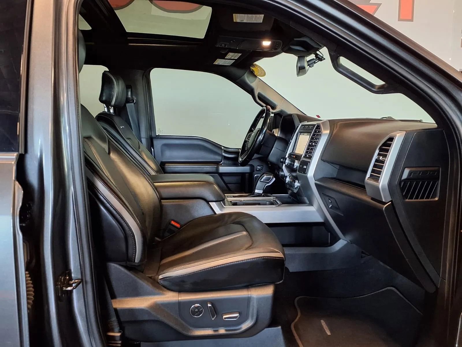 Used 2019 Ford F150 Platinum w/ Equipment Group 701A Luxury AWD/4WD image 12