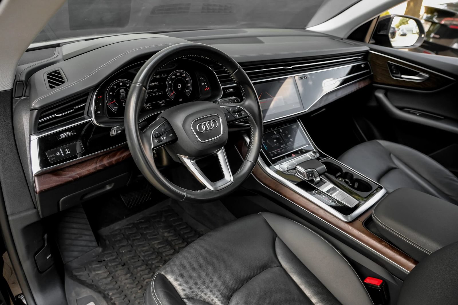 Used 2020 Audi Q8 Prestige w/ Prestige Package AWD/4WD image 2