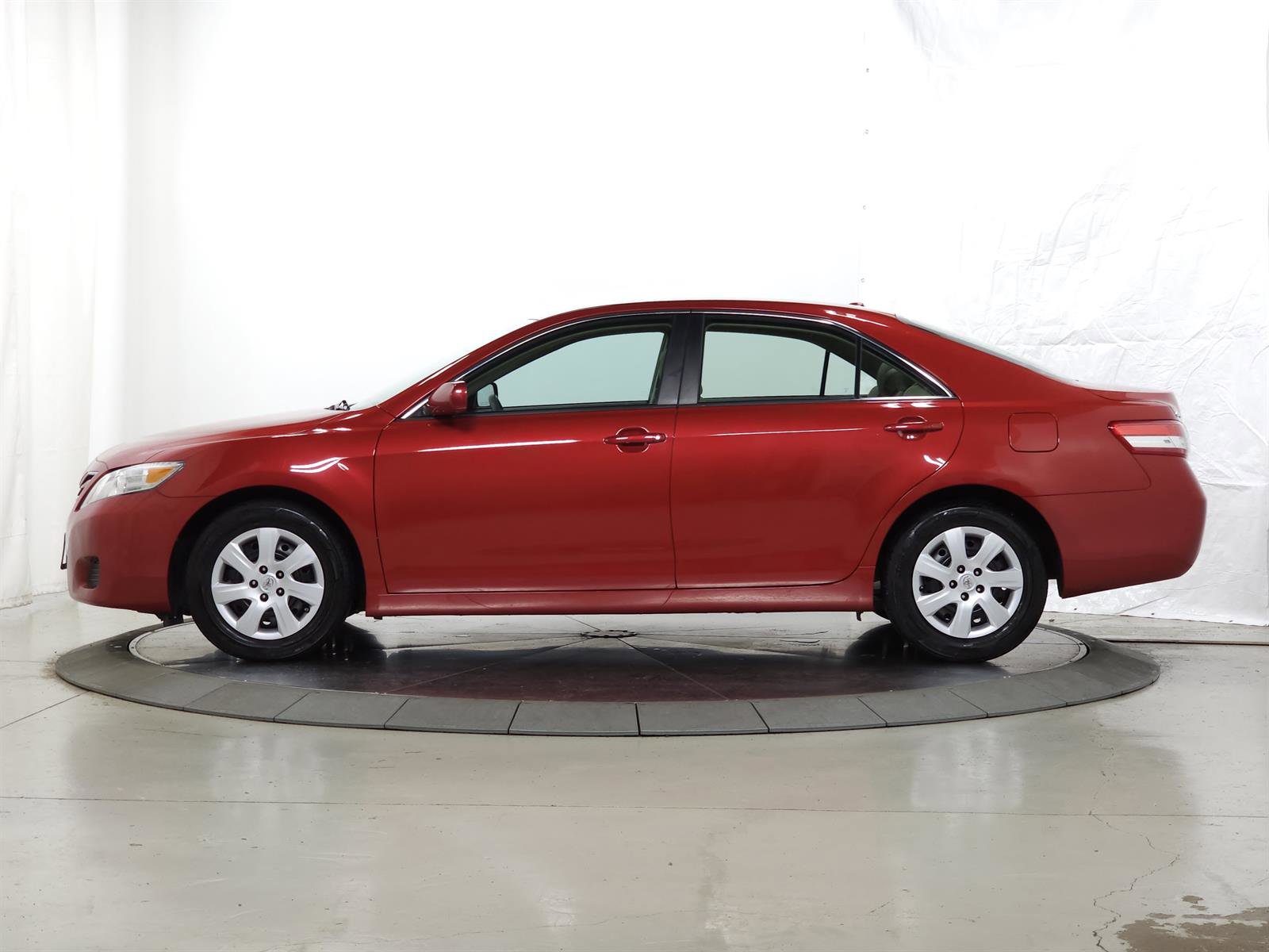 Used 2011 Toyota Camry LE image 4