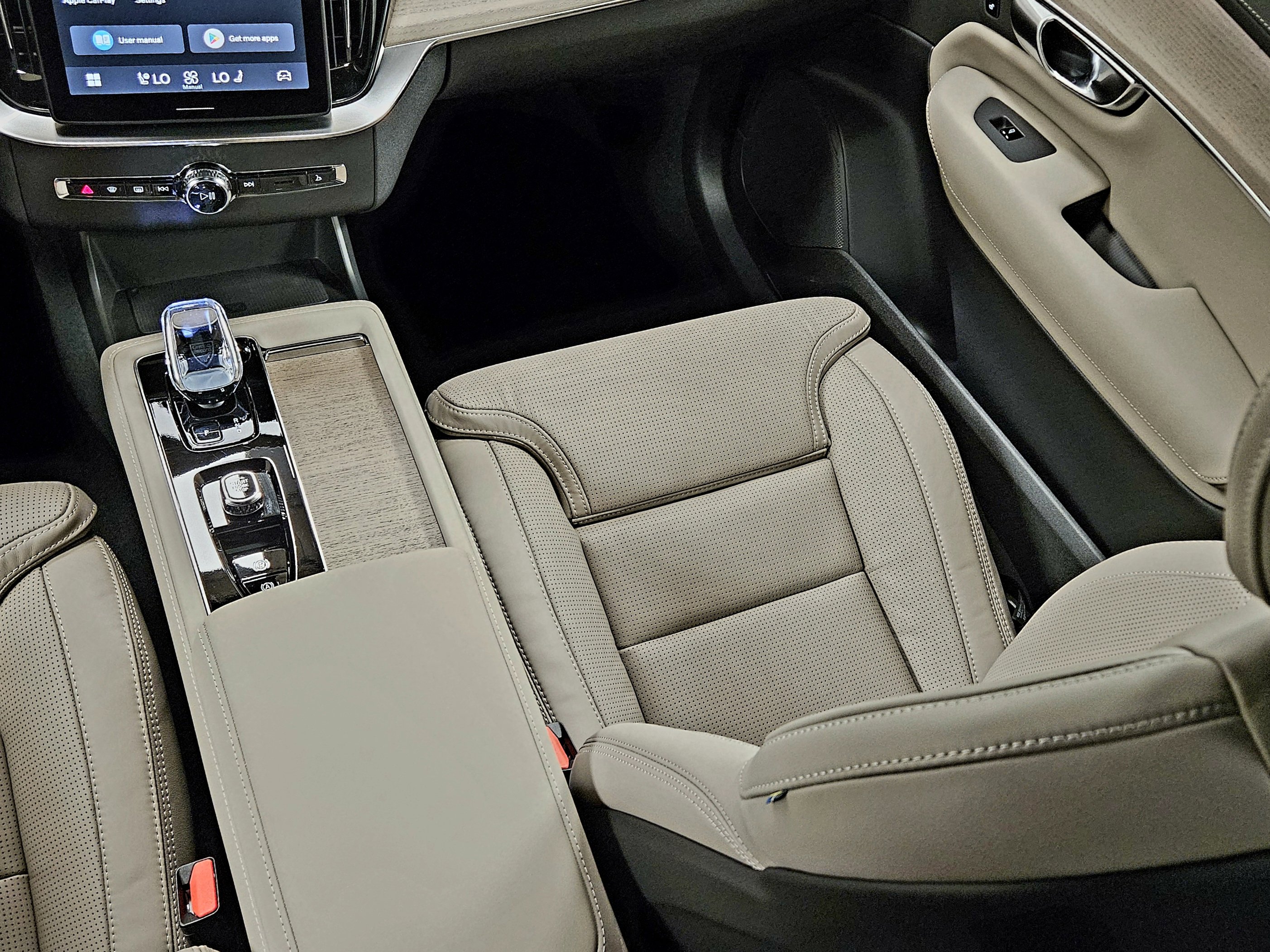 New 2026 Volvo XC90 B6 Ultra w/ Protection Package image 17