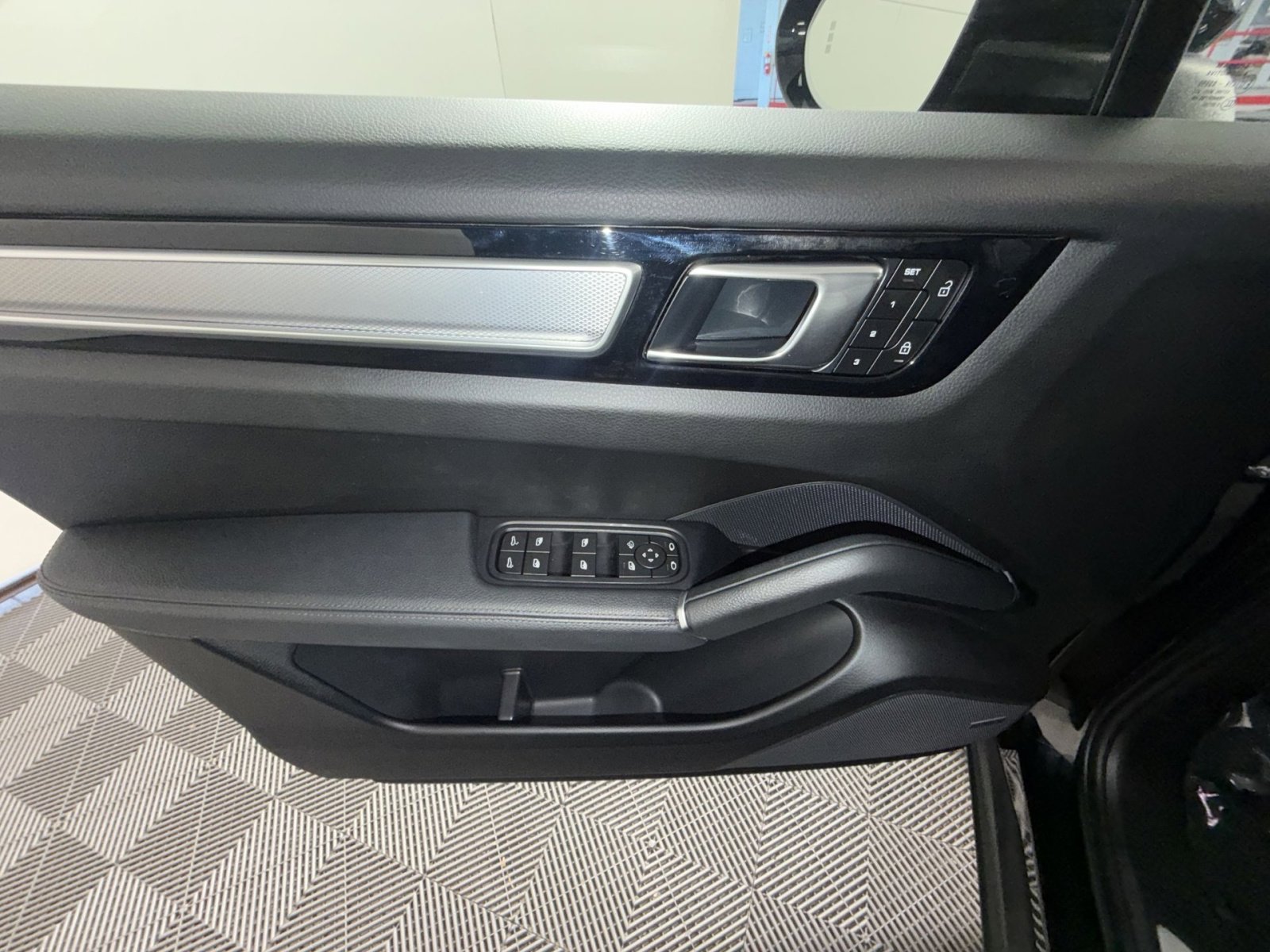 Used 2023 Porsche Cayenne Platinum Edition image 15