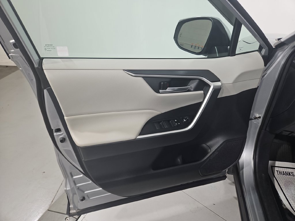 Used 2020 Toyota RAV4 XLE w/ Convenience Package AWD/4WD image 11