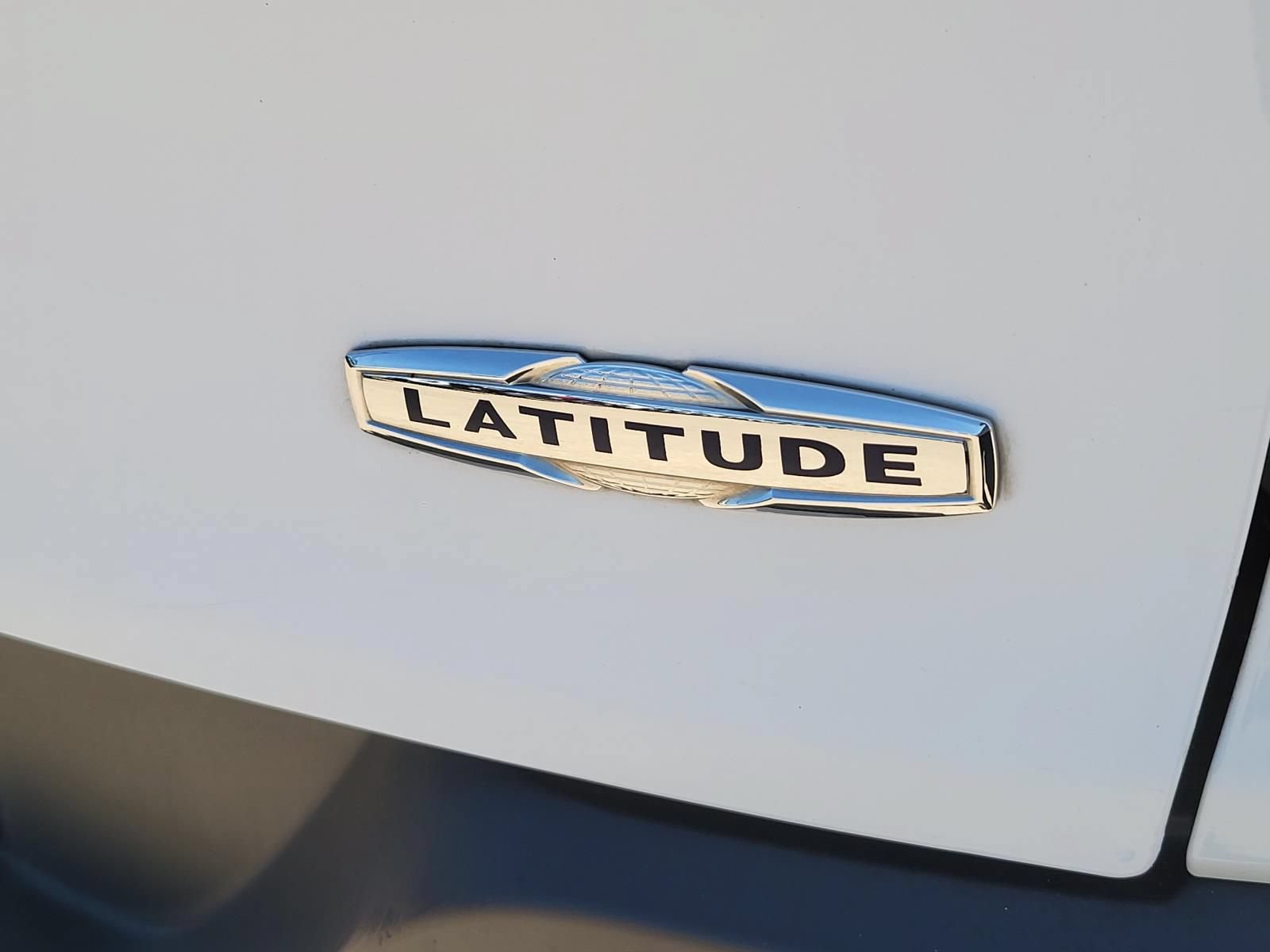 Used 2018 Jeep Cherokee Latitude Plus w/ Cold Weather Group FWD image 5