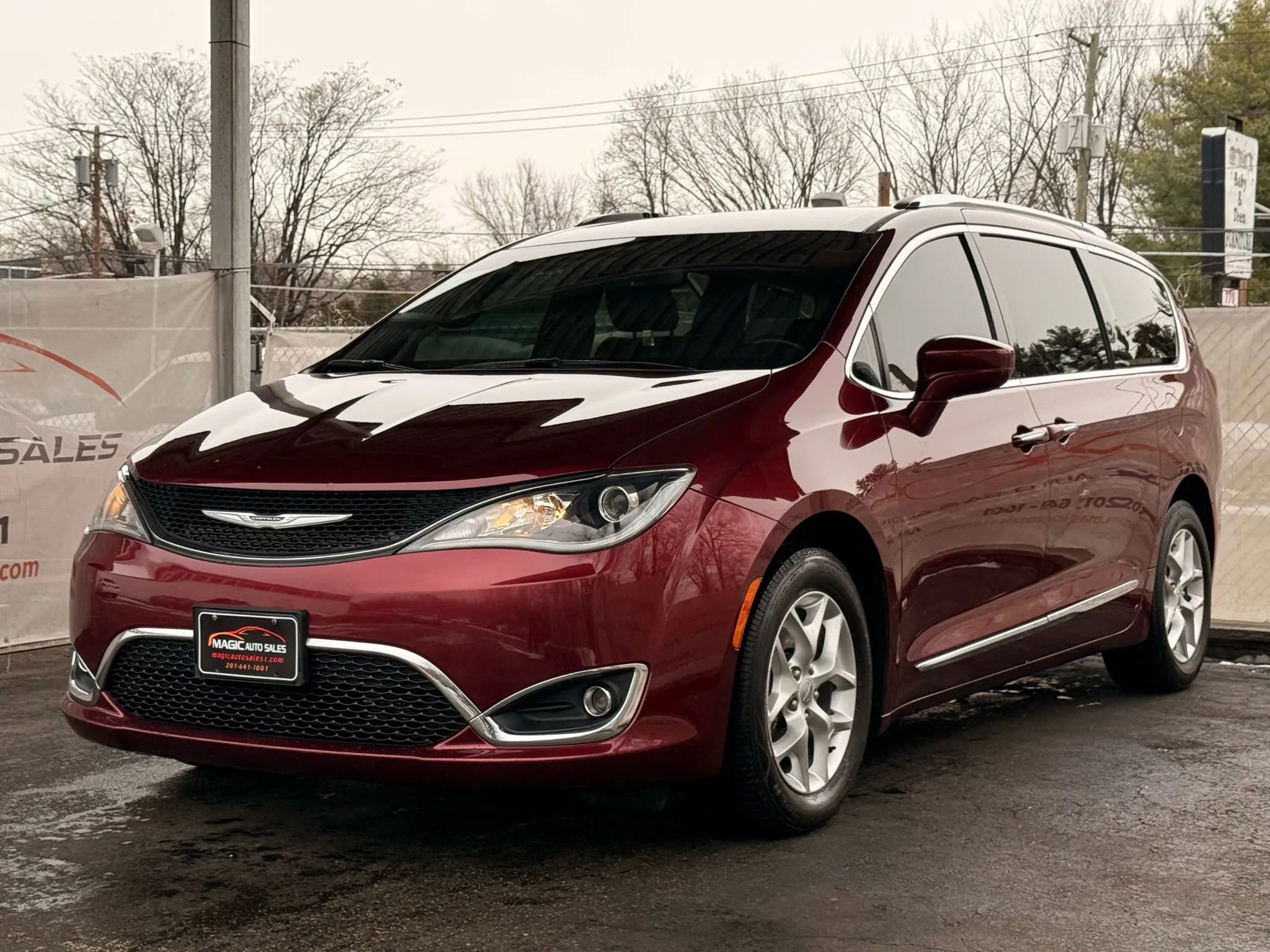 Used 2020 Chrysler Pacifica Touring-L image 3
