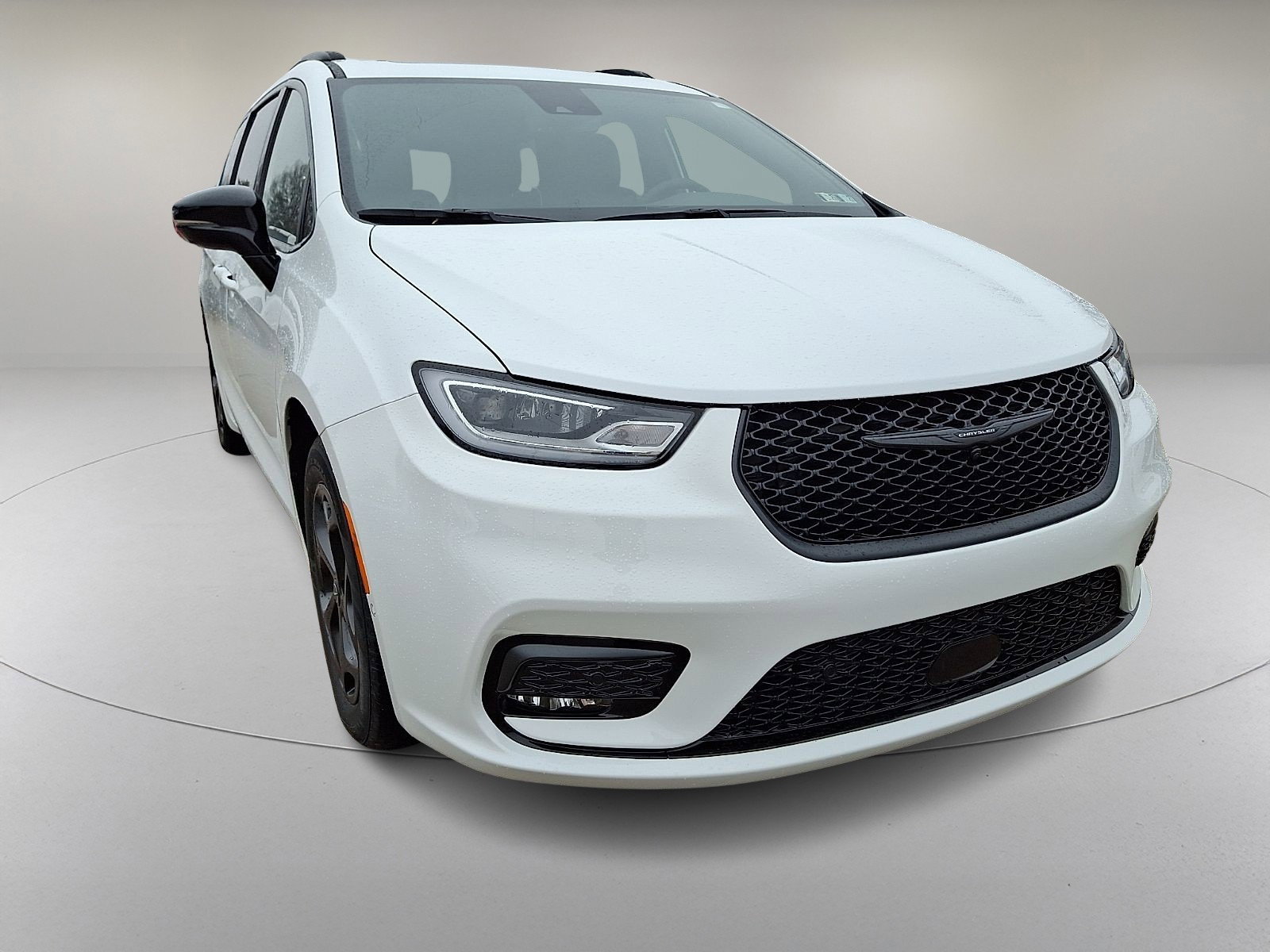 Used 2025 Chrysler Pacifica Premium image 2