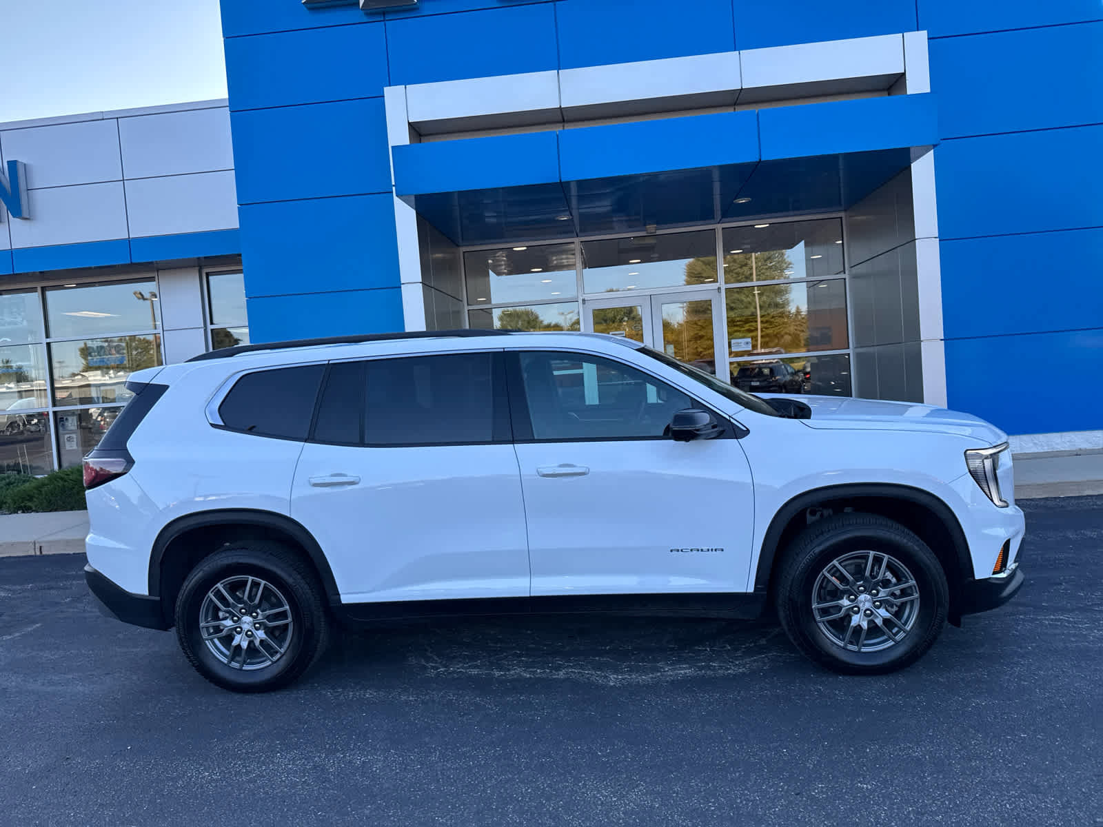 Used 2025 GMC Acadia Elevation image 3