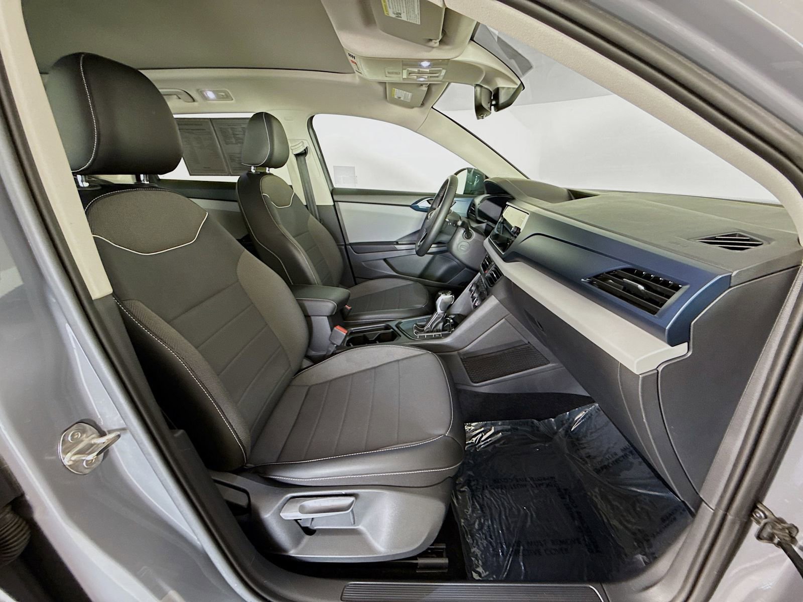 Used 2023 Volkswagen Taos SE w/ Panoramic Sunroof Package FWD image 28