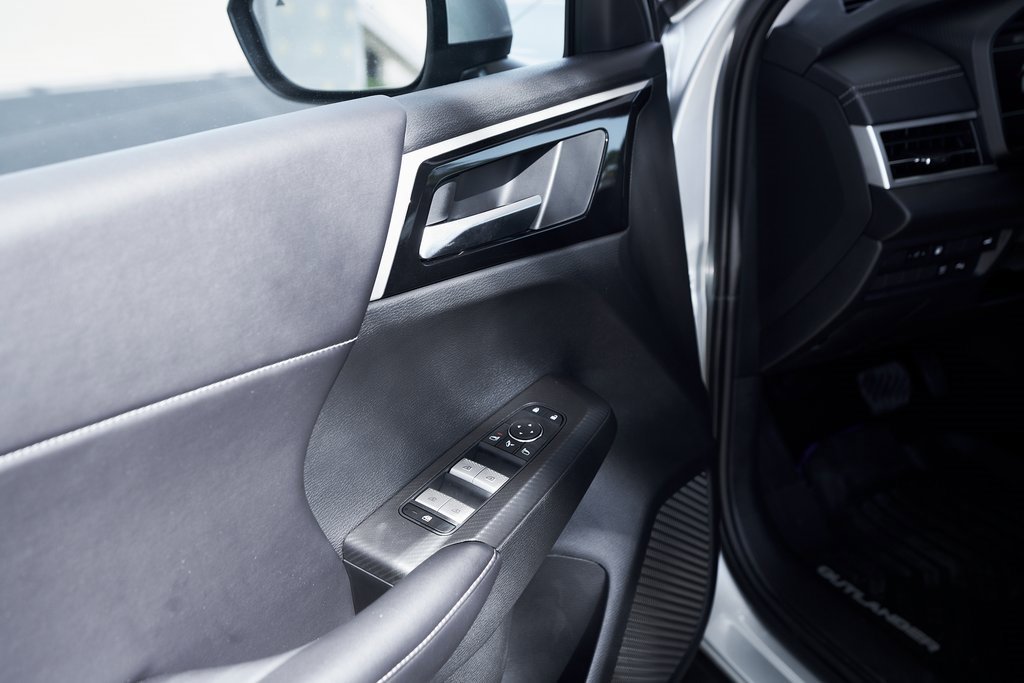 New 2025 Mitsubishi Outlander SE image 19