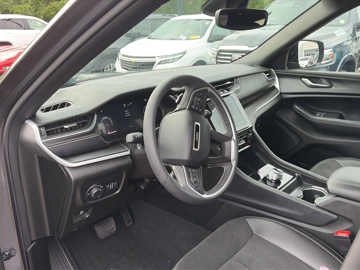 Used 2024 Jeep Grand Cherokee Altitude AWD/4WD image 5