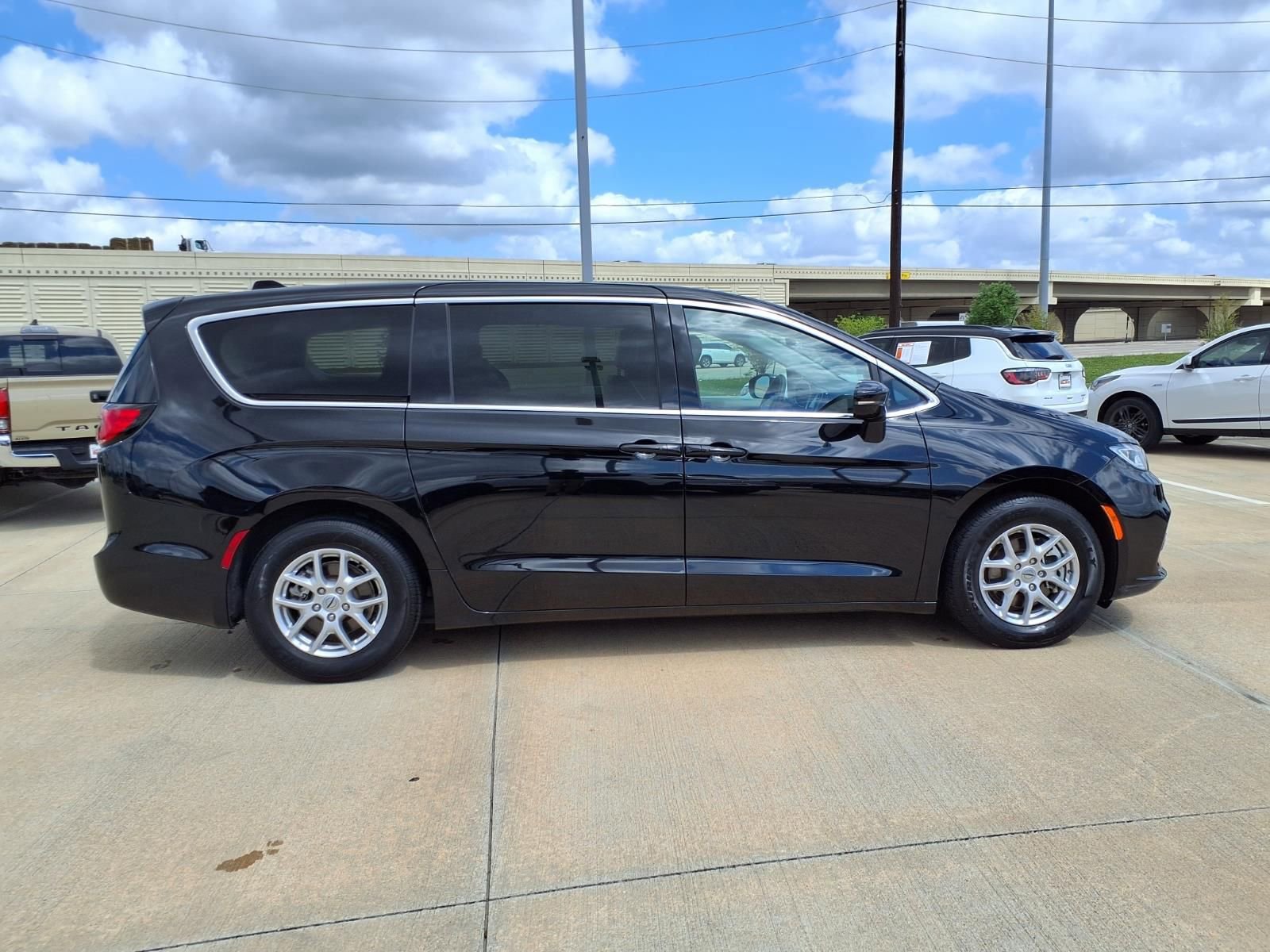 Used 2024 Chrysler Pacifica Touring-L image 8