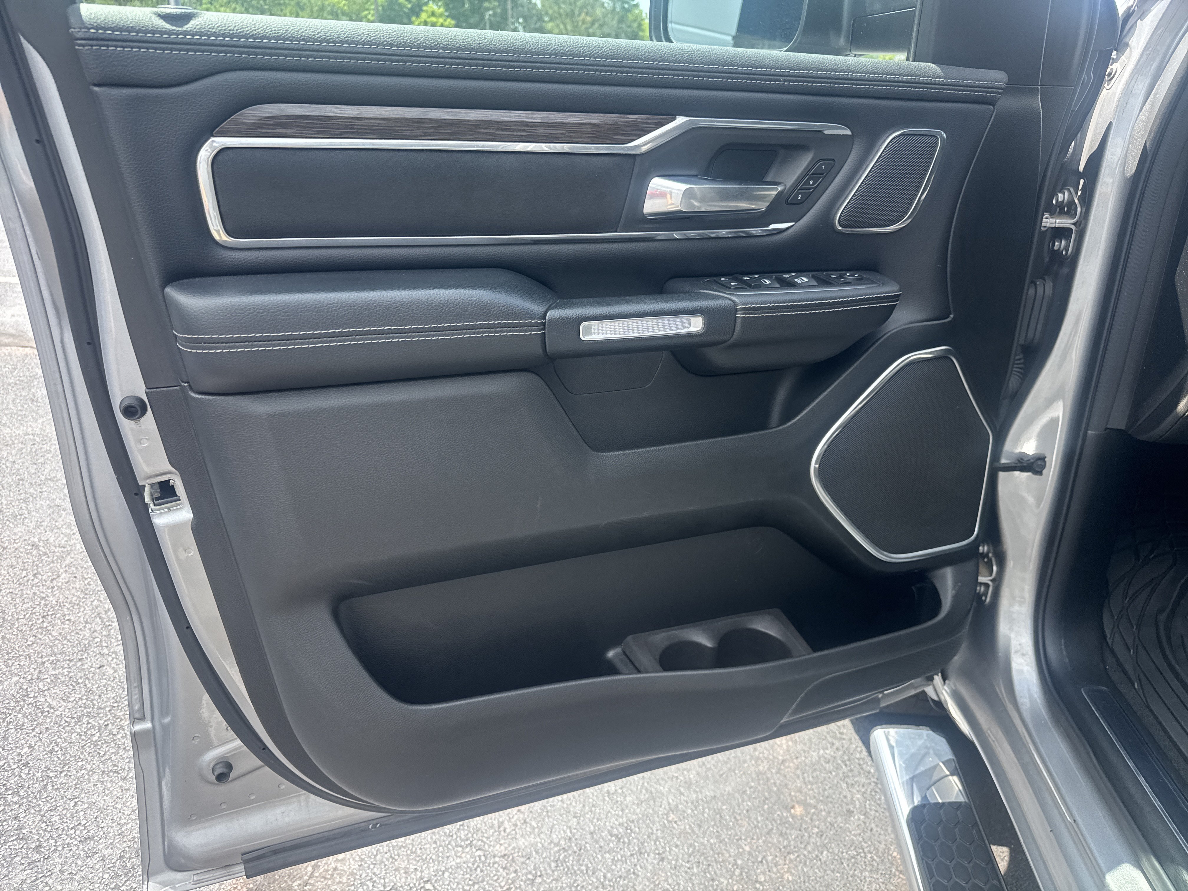 Used 2019 RAM 1500 Laramie AWD/4WD image 16