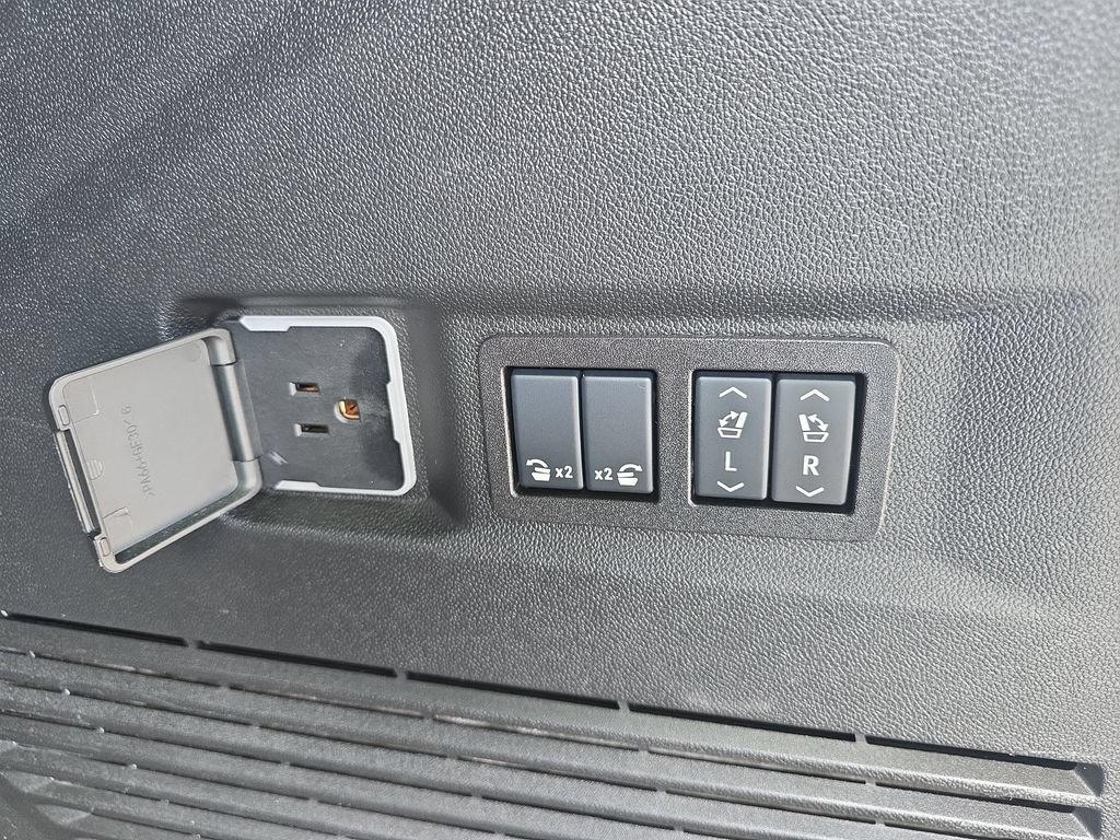 Used 2025 Chevrolet Tahoe High Country AWD/4WD image 17