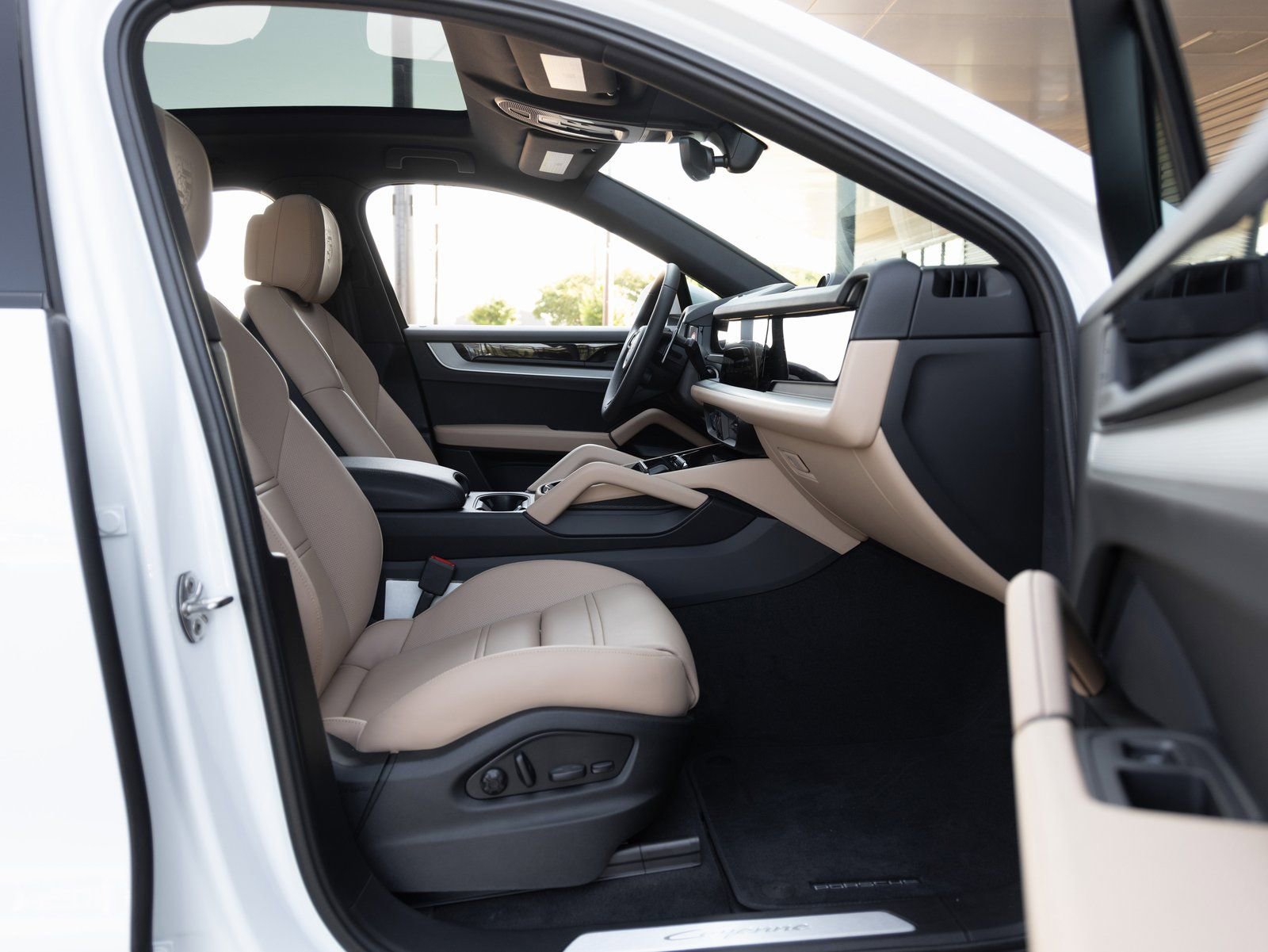 Certified 2025 Porsche Cayenne Coupe image 35