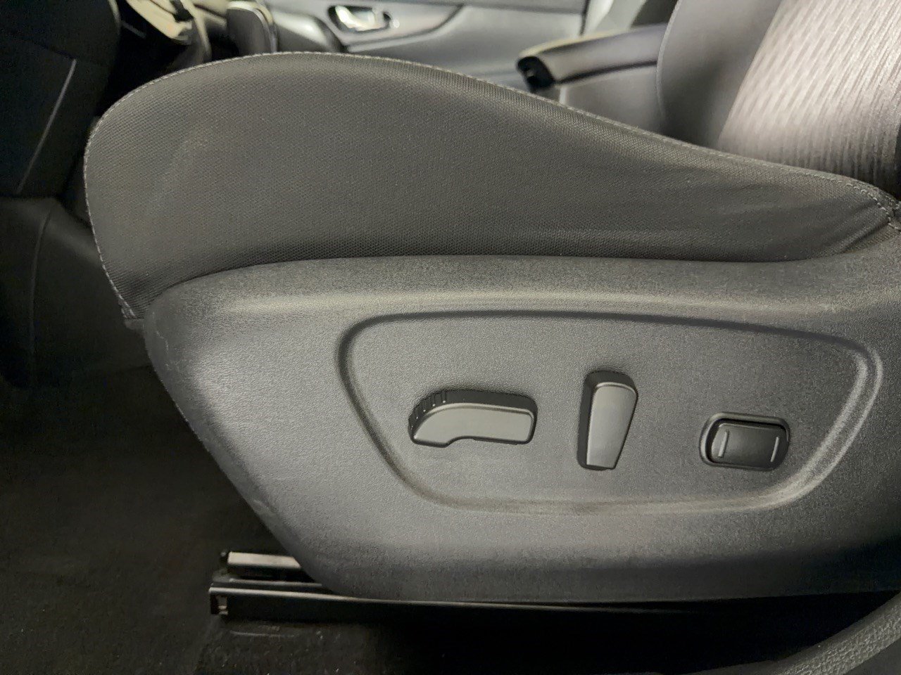 Used 2018 Nissan Rogue SV w/ Premium Package AWD/4WD image 16