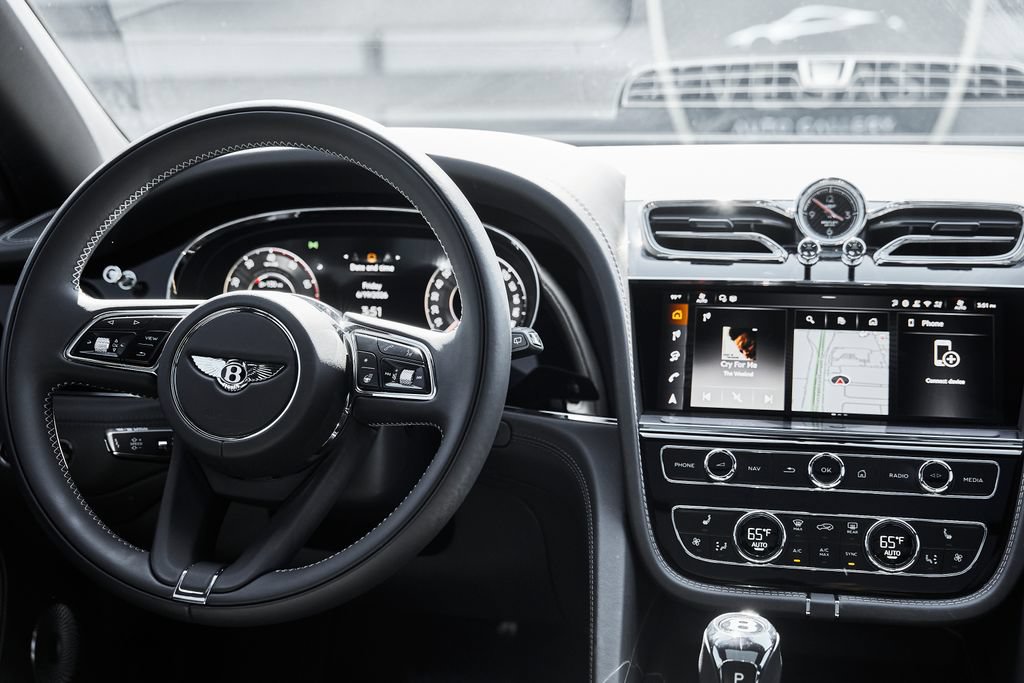 Used 2025 Bentley Bentayga AWD/4WD image 54