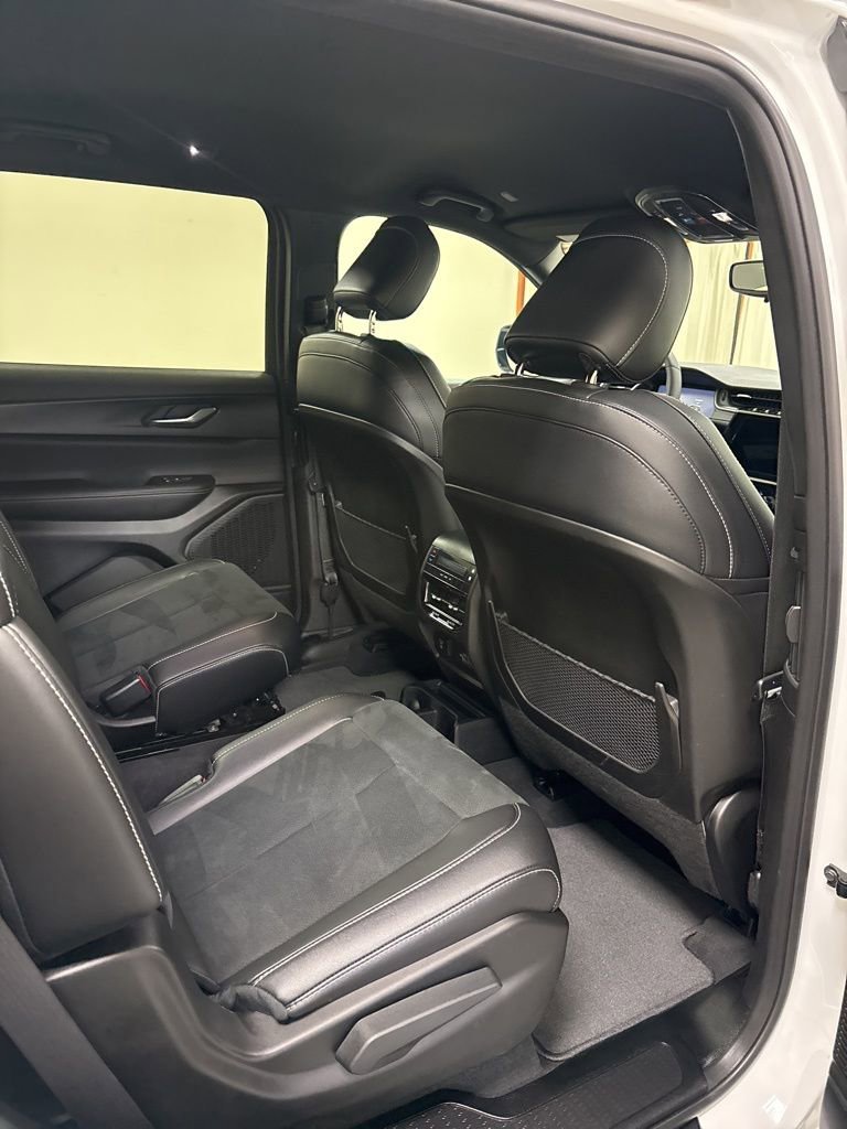 Used 2024 Jeep Grand Cherokee L Laredo image 32