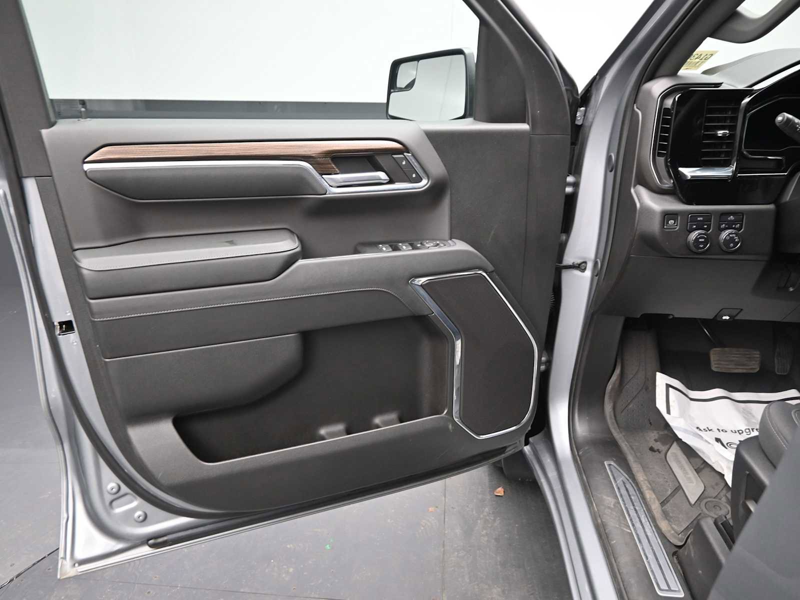 Used 2024 Chevrolet Silverado 1500 LT AWD/4WD image 6