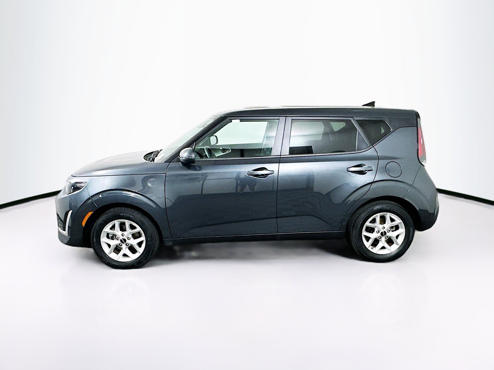 Used 2025 Kia Soul LX w/ LX Technology Package FWD image 4