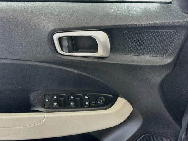 Used 2024 Hyundai Venue SEL FWD image 23