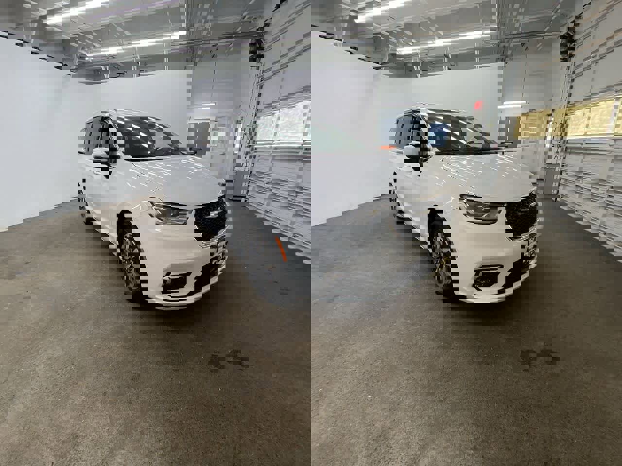 Used 2023 Chrysler Pacifica Touring-L image 8