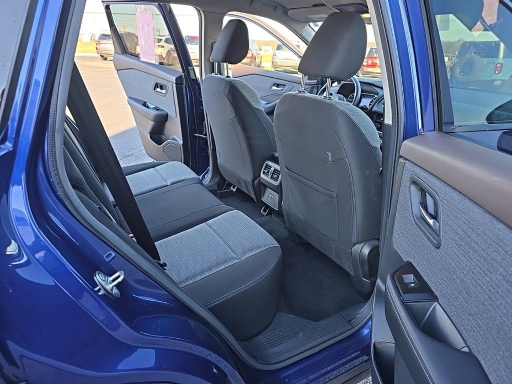 Used 2023 Nissan Rogue SV image 16