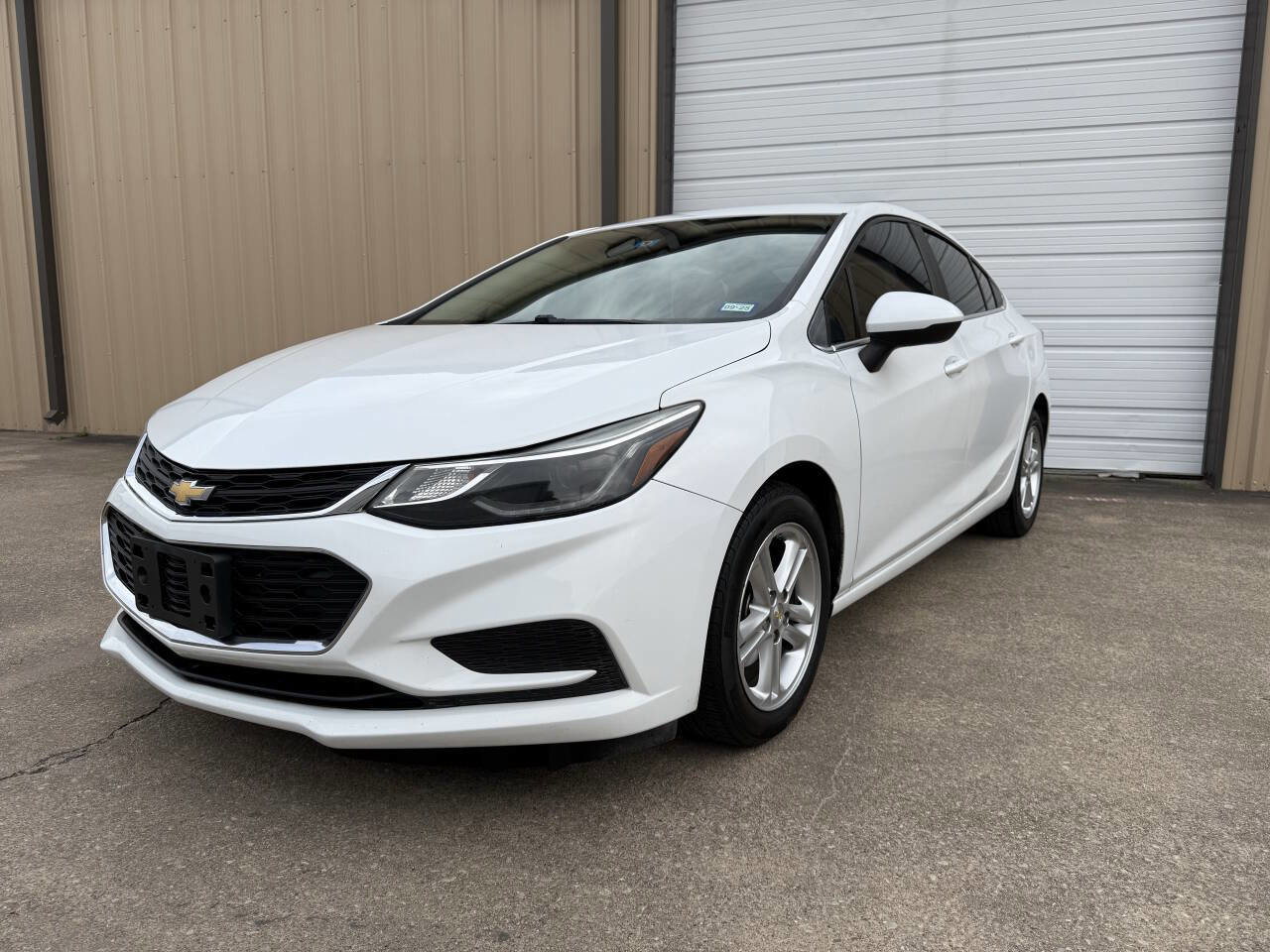 Used 2017 Chevrolet Cruze LT image 2