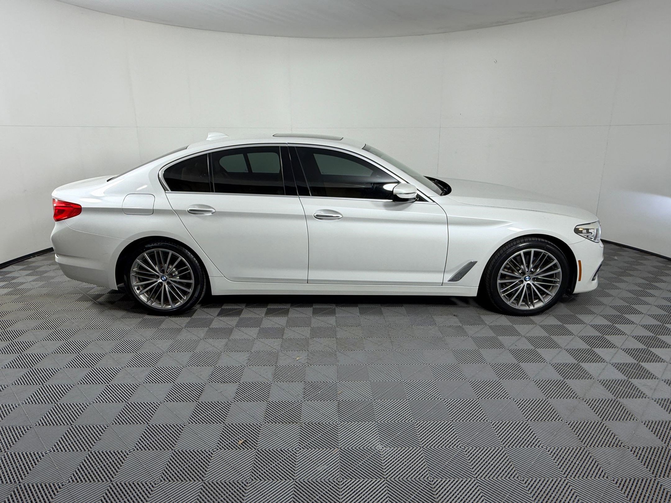 Used 2018 BMW 530i RWD image 8