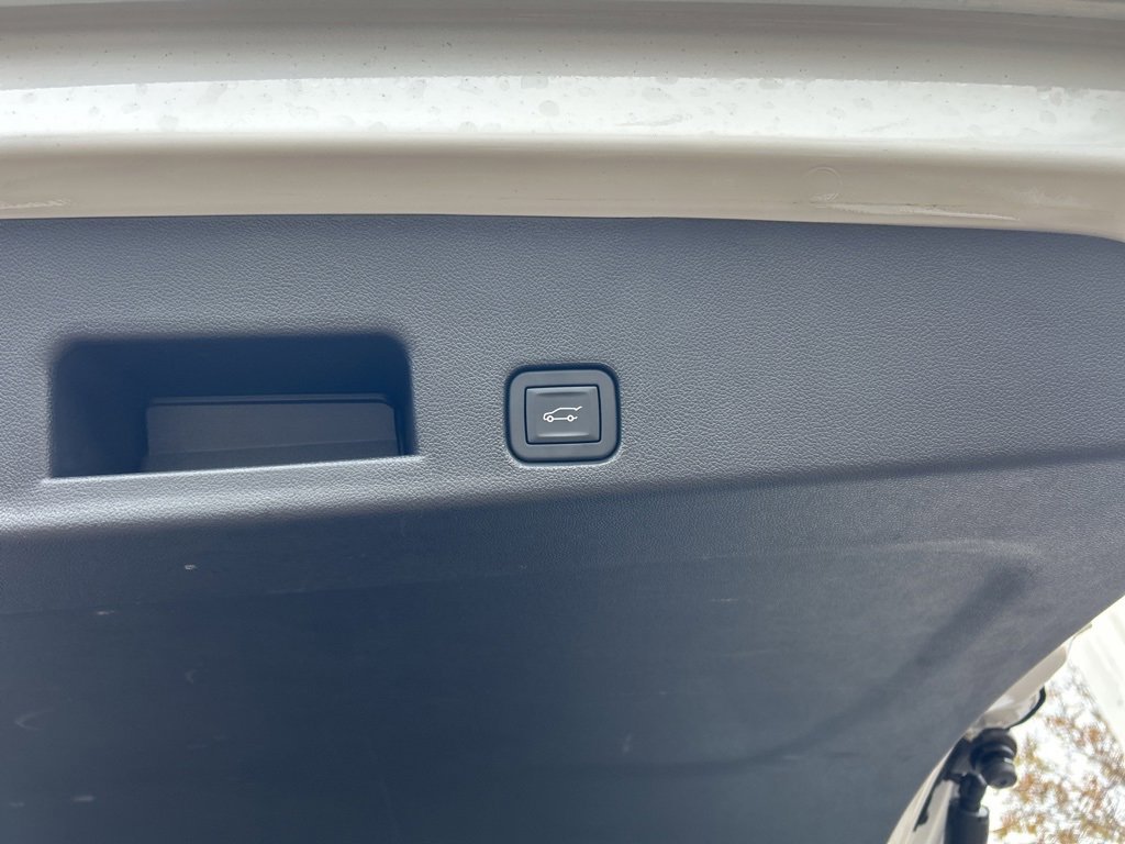 Used 2025 GMC Acadia Elevation image 8