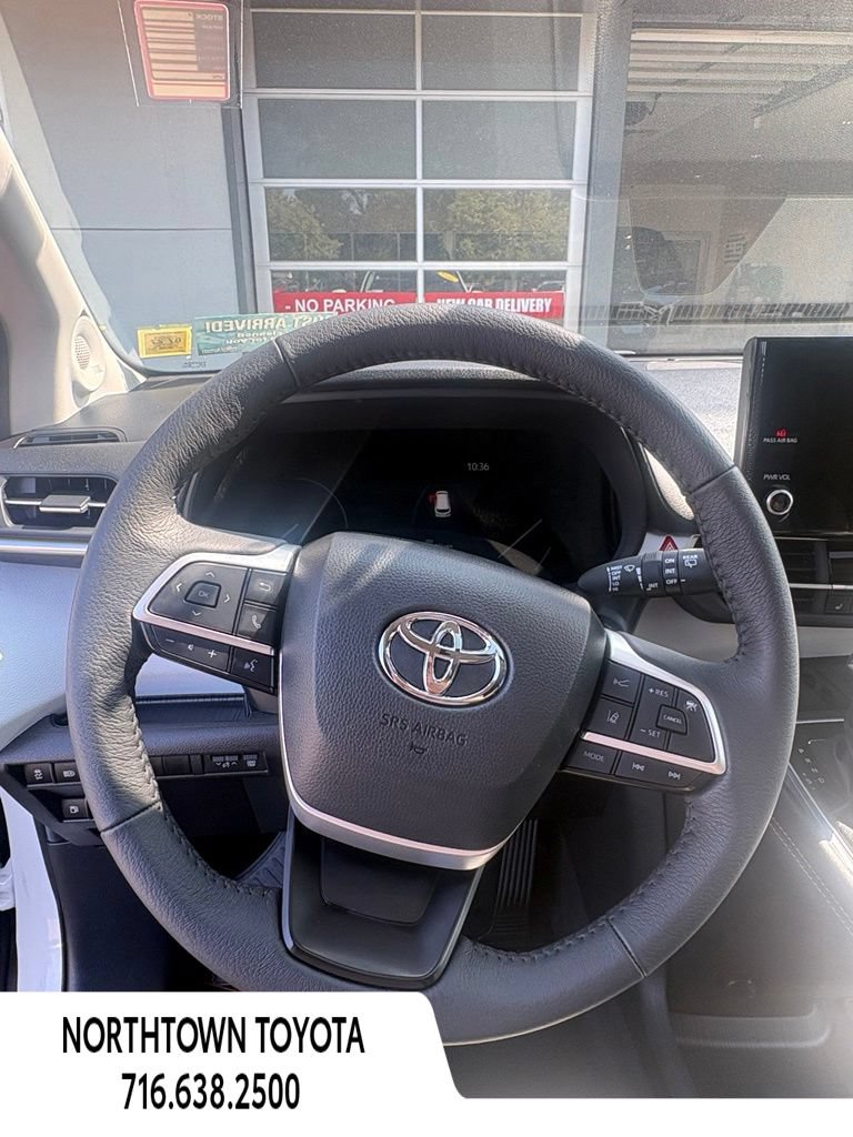 Used 2025 Toyota Sienna XLE w/ XLE Plus Package FWD image 22