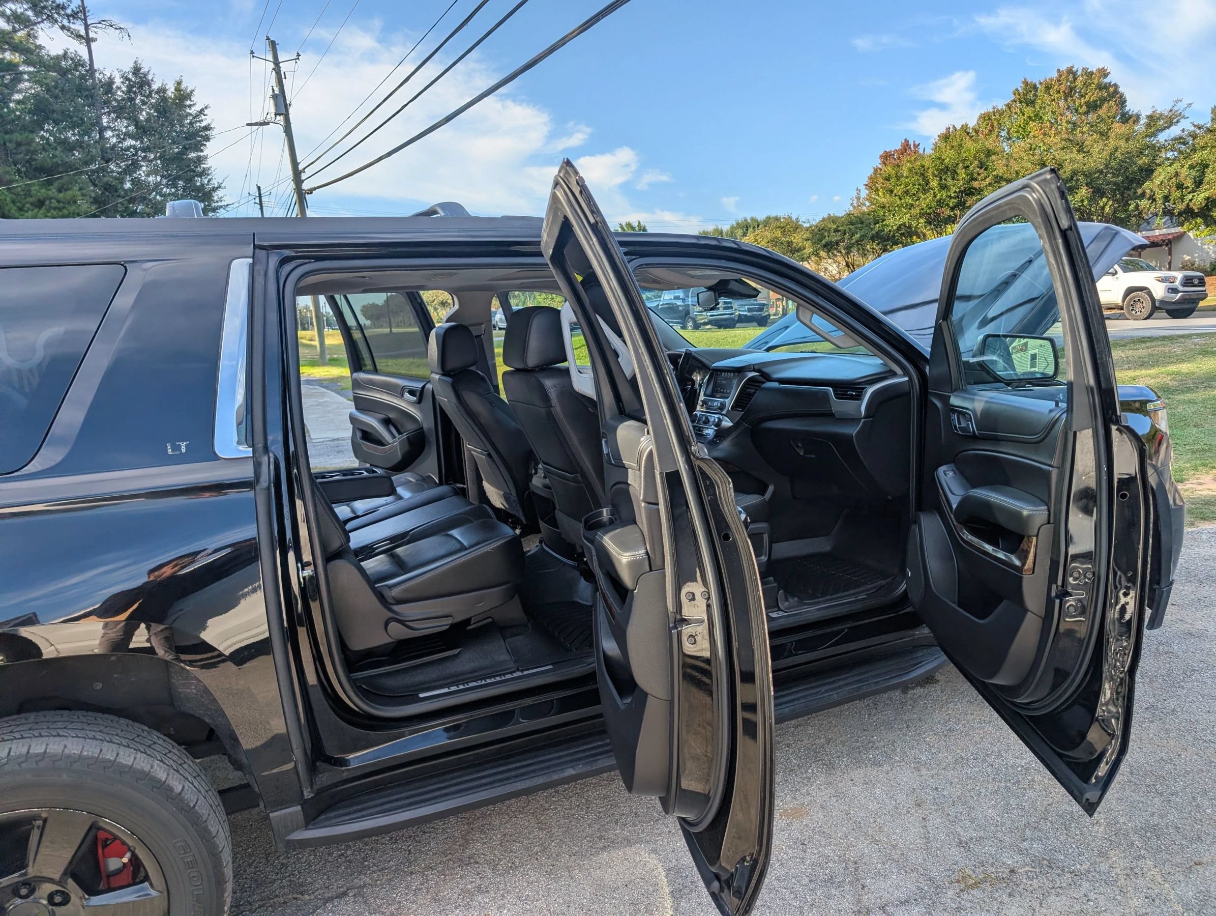 Used 2017 Chevrolet Suburban LT w/ Luxury Package RWD image 15