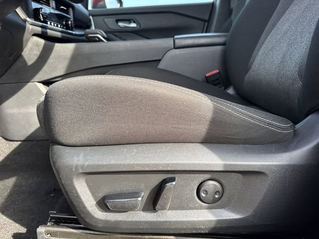 Used 2025 Nissan Rogue SV image 12