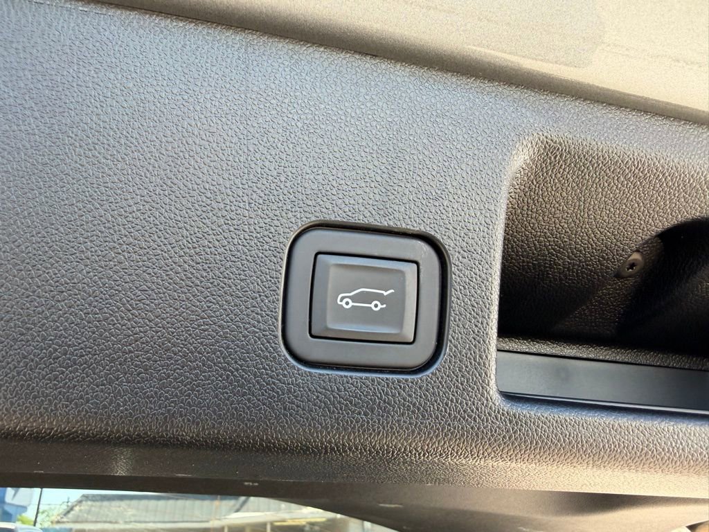 Used 2025 Chevrolet Equinox EV LT w/ Convenience Package image 17