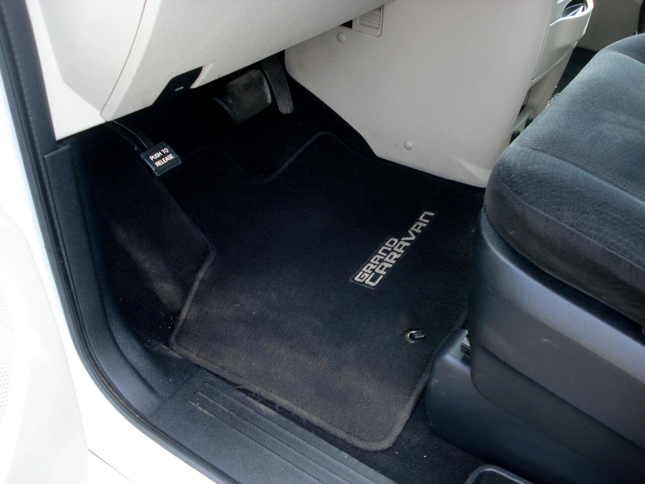 Used 2016 Dodge Grand Caravan SE image 16