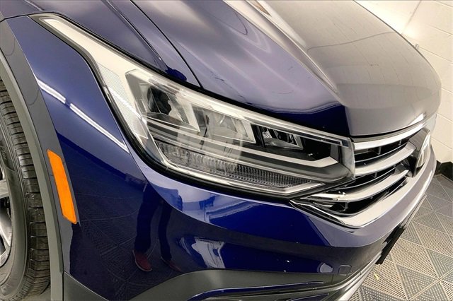 Used 2023 Volkswagen Tiguan SE w/ Panoramic Sunroof Package image 28