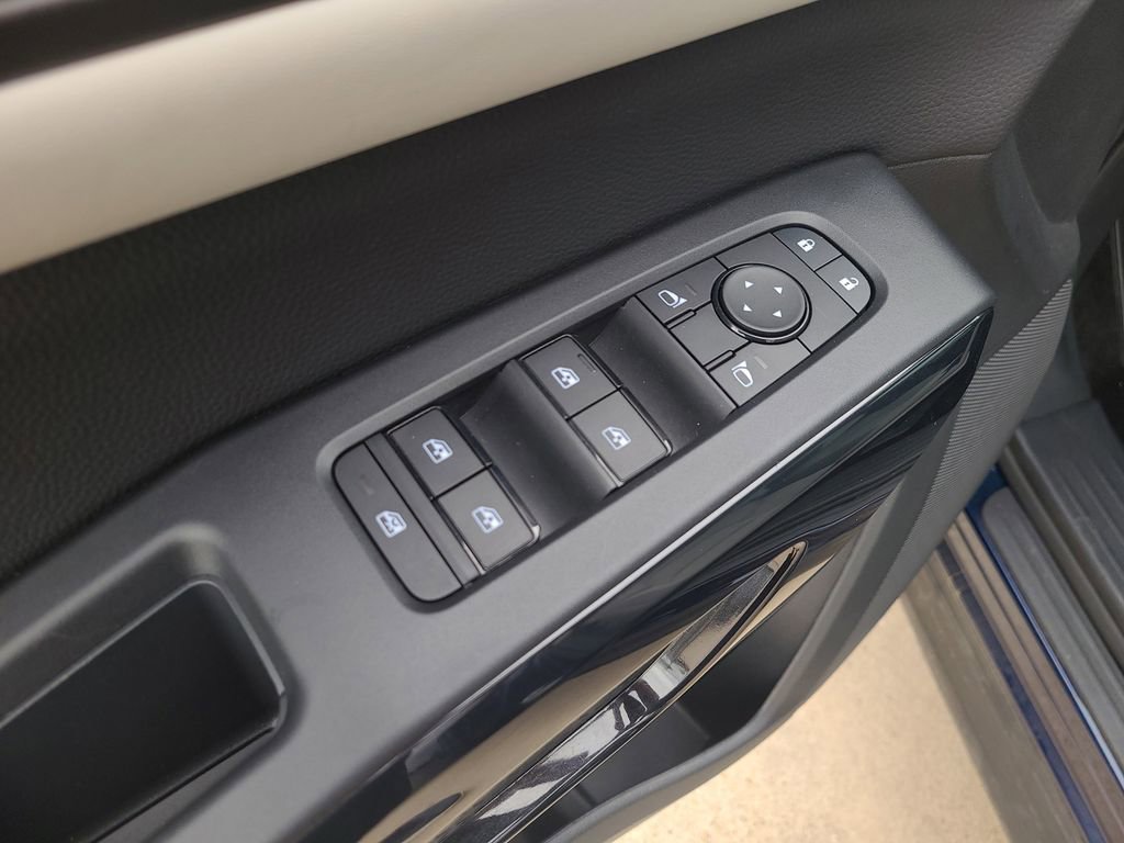 Certified 2025 Nissan Pathfinder SV image 18