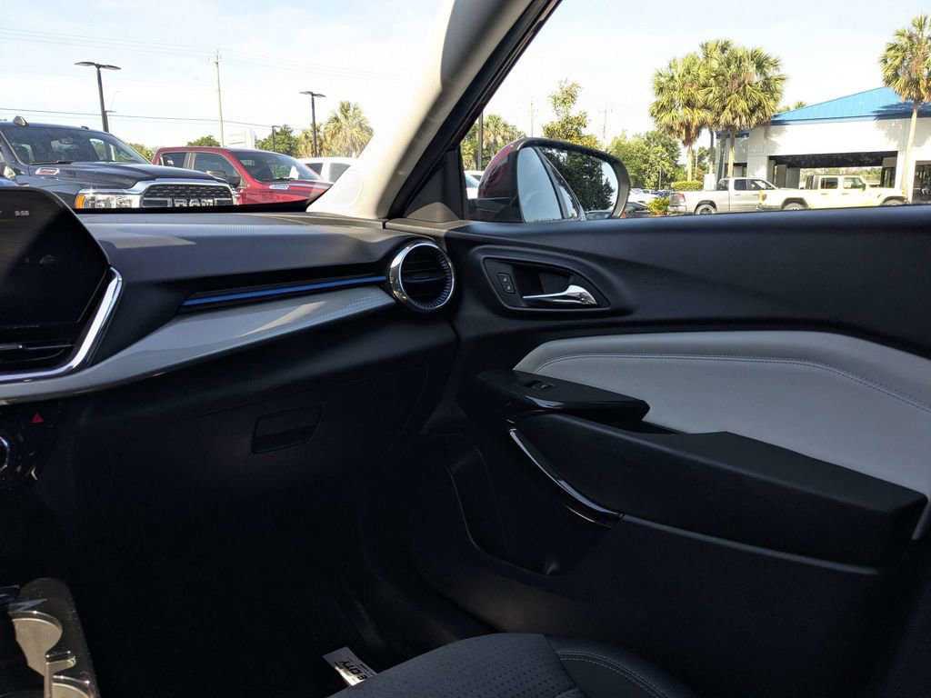 Used 2025 Chevrolet Trax LT FWD image 15