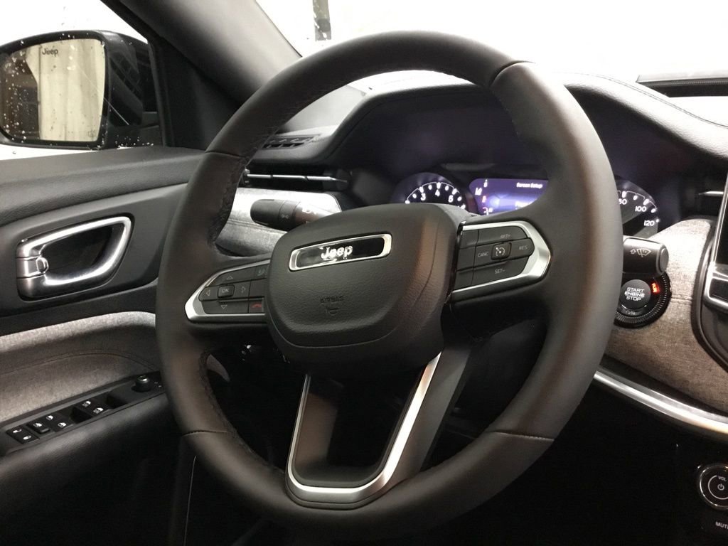 Used 2024 Jeep Compass Latitude image 36