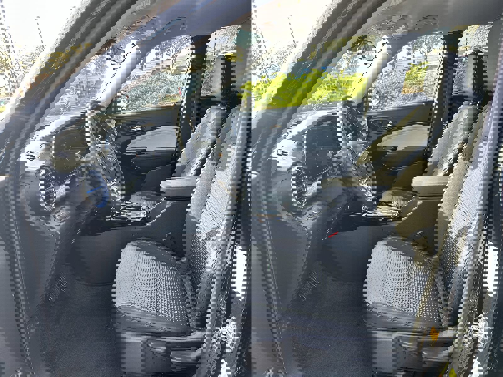 Used 2025 Chevrolet Trax LT w/ LT Convenience Package image 16