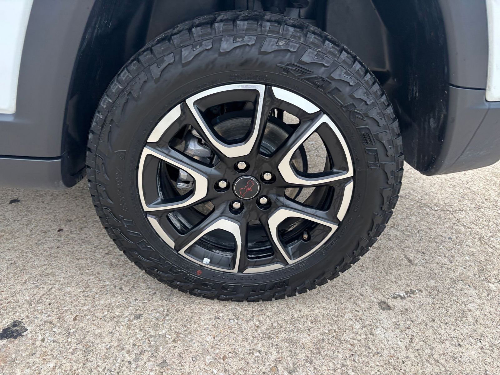Used 2025 Jeep Compass Trailhawk AWD/4WD image 29