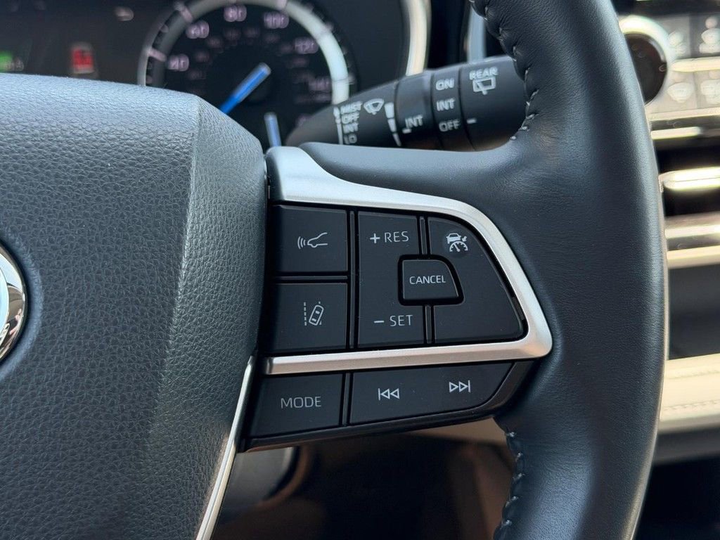 Used 2022 Toyota Highlander XLE AWD/4WD image 20