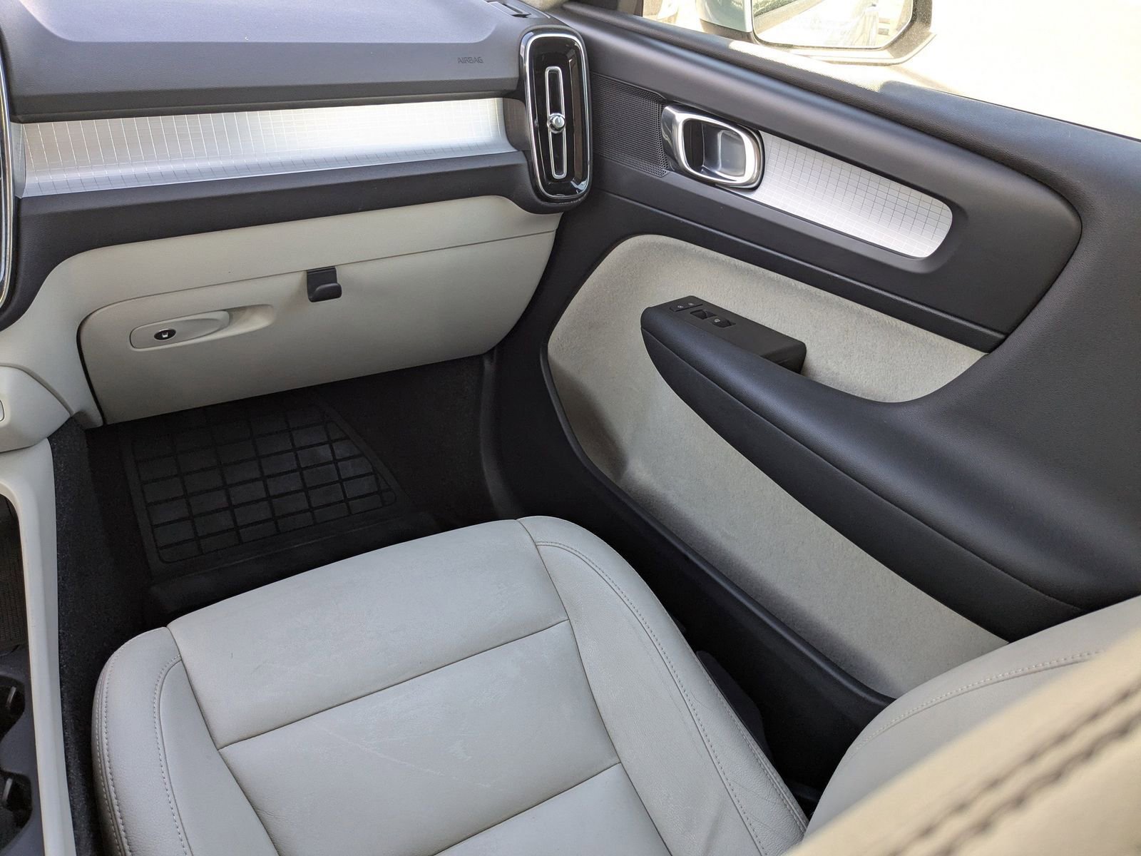 Used 2019 Volvo XC40 T5 Momentum image 18