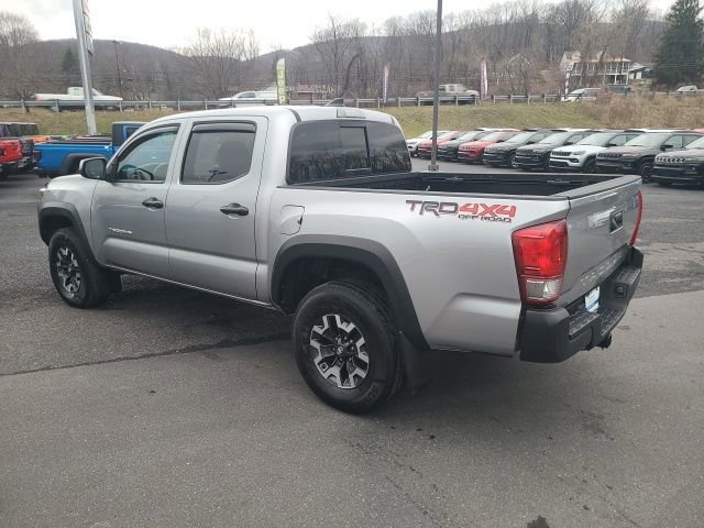 Used 2017 Toyota Tacoma TRD Off-Road image 3