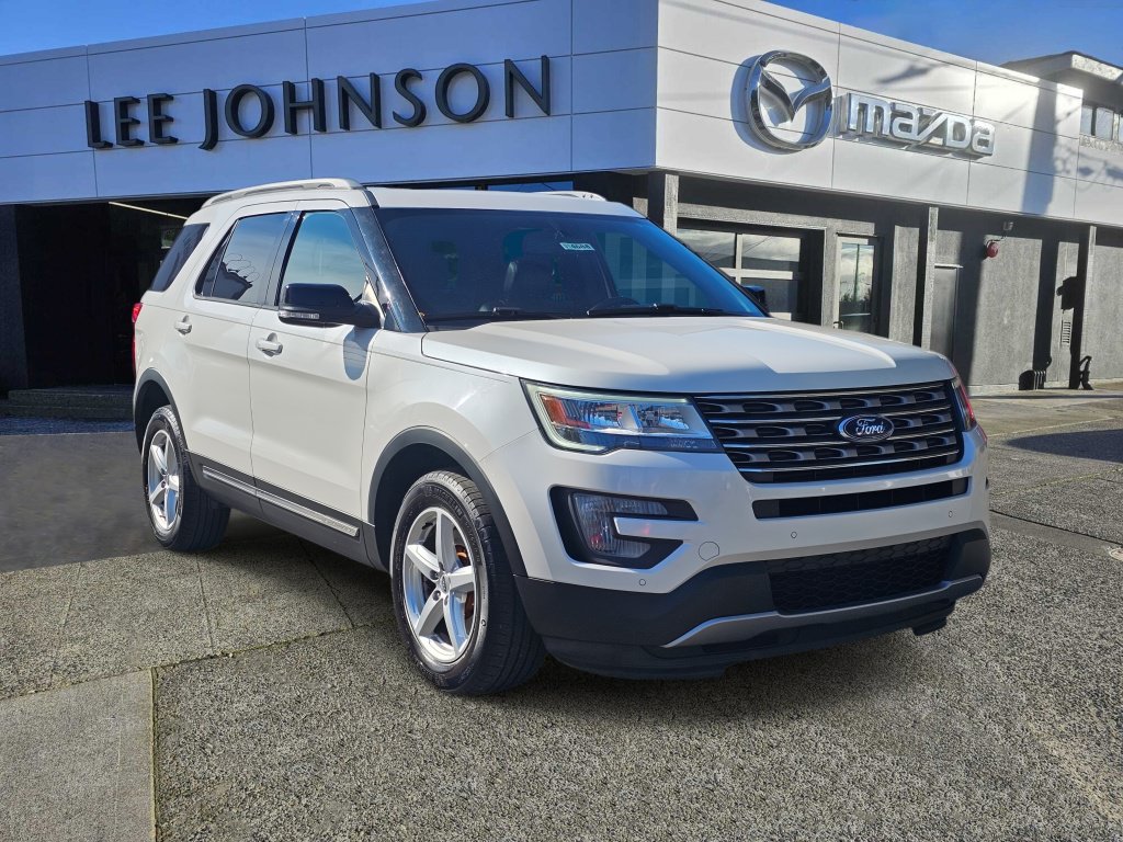 Used 2017 Ford Explorer XLT w/ Equipment Group 202A AWD/4WD image 7