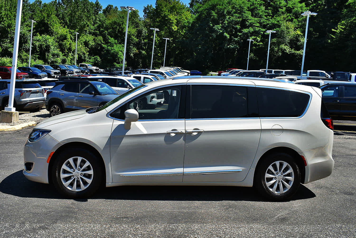 Used 2019 Chrysler Pacifica Touring-L FWD image 4