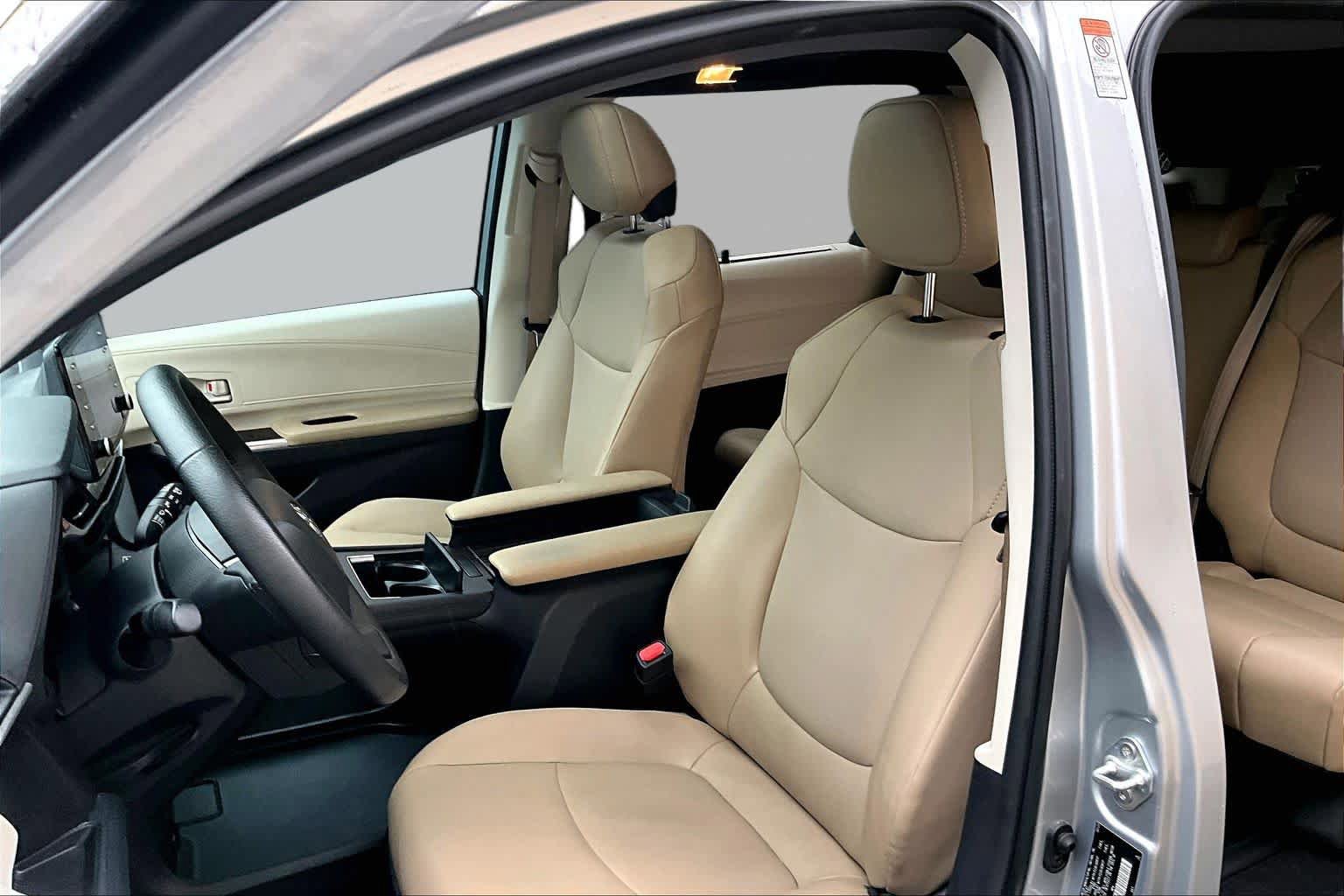 Used 2023 Toyota Sienna XLE FWD image 8