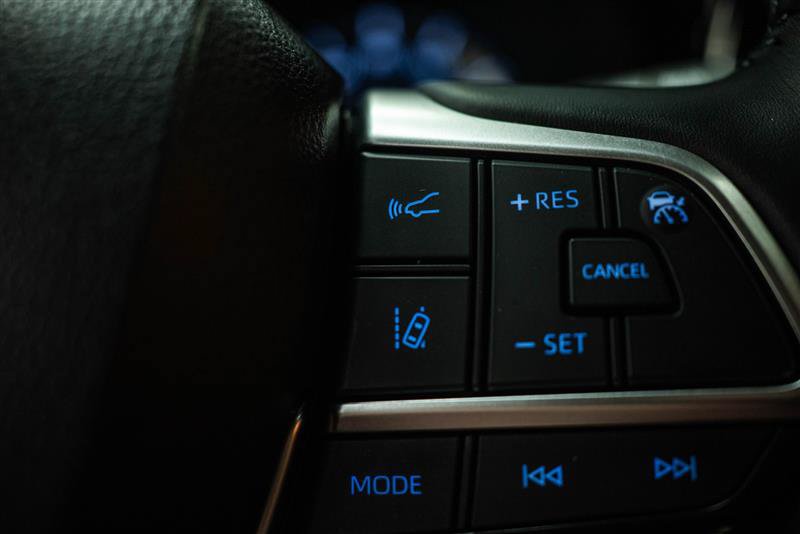 Used 2022 Toyota Highlander LE AWD/4WD image 19