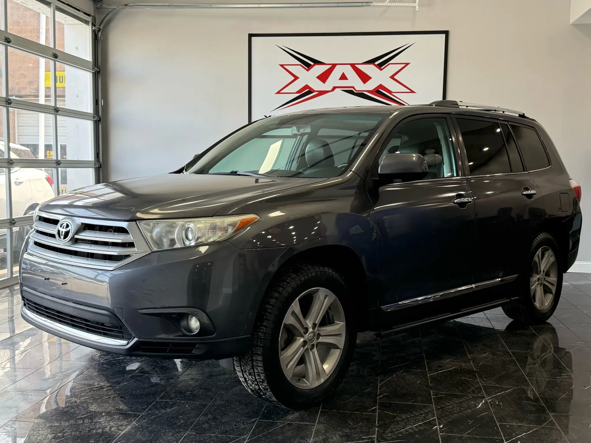 Used 2012 Toyota Highlander Limited w/ Tow Pkg image 3