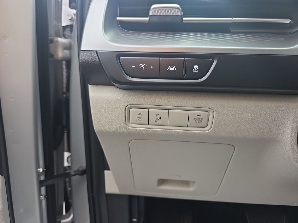 Used 2023 Kia Carnival LX image 21